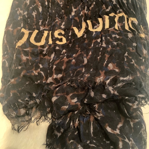 Louis Vuitton Unique Scarf - Picture 2 of 10